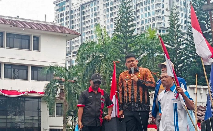 Bobby Nasution Naik Mobil Komando Terima Aspirasi Ratusan Pekerja Medan