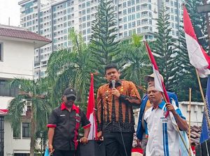 Bobby Nasution Naik Mobil Komando Terima Aspirasi Ratusan Pekerja Medan