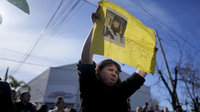 Bocah Perempuan Tewas Dirampok, Warga Argentina Demo Polisi Demonstrators throw pieces of concrete at a cordon of riot police during a protest against the death of 11-year-old Morena Dominguez, who died from her injuries after criminals tried to rob her, outside a police station on the outskirts of Buenos Aires, Argentina, Wednesday, Aug. 9, 2023. (AP Photo/Natacha Pisarenko)