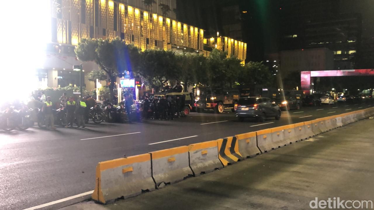 Brimob bersiaga di depan Bawaslu dan Sarinah, Jl MH Thamrin, 10 Agustus 2023, malam. (Kurniawan Fadilah/detikcom)