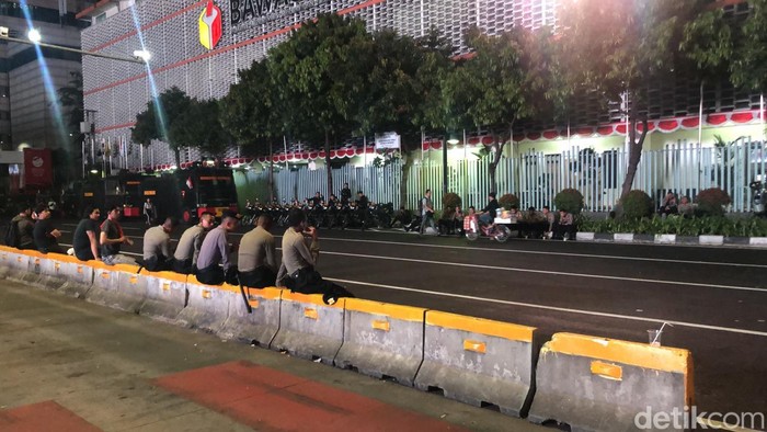 Brimob bersiaga di depan Bawaslu dan Sarinah, Jl MH Thamrin, 10 Agustus 2023, malam. (Kurniawan Fadilah/detikcom)