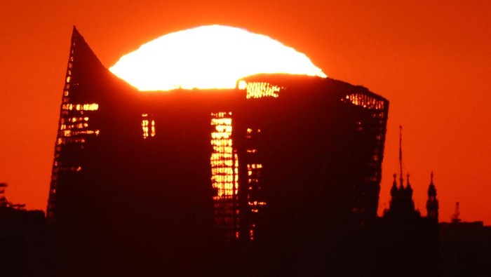 The sun rises behind skyscrapers in London, Britain, August 10, 2023. REUTERS/Toby Melville