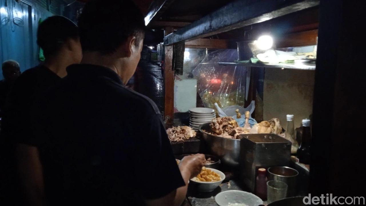 Nikmatnya Bubur Legendaris  76 Tahun Langganan Ridwan Kamil