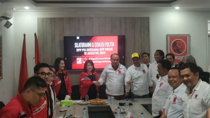Jajaran pengurus DPP PSI menyambangi kantor DPP Pro Jokowi atau Projo. Wakil Ketua Dewan Pembina PSI Grace Natalie salaman dengan Ketum DPP Projo Budi Arie.
