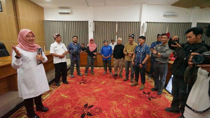 Bupati Banyuwangi Ipuk Fiestiandani bertemu dengan dosen ITB yang tertarik mengembangkan Ijen Geopark