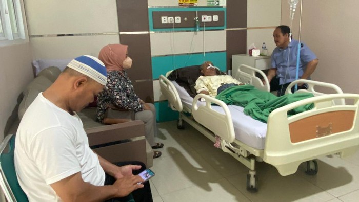 Bupati Pangandaran Jeje Wiradinata mendampingi Saneno, warga Ciamis yang menabrak mobil dinasnya