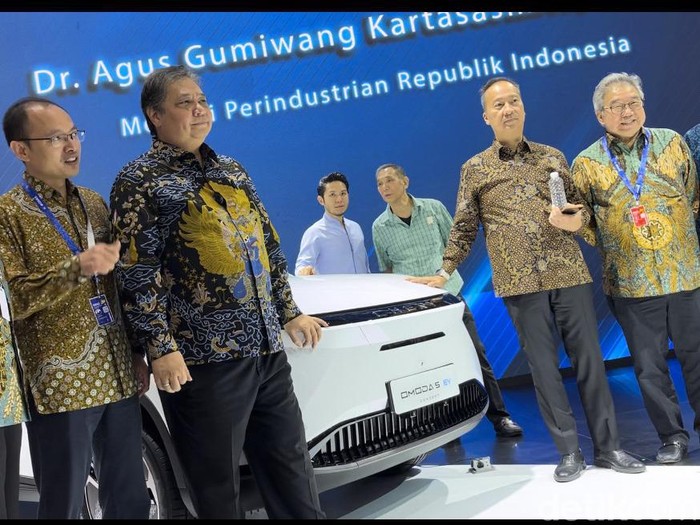 Menteri Koordinator Bidang Perekonomian Airlangga Hartarto datang ke booth Chery dan melihat Chery Omoda 5 EV.