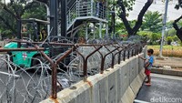 Ruas Jalan Medan Merdeka Barat dari arah Patung Kuda menuju Istana Merdeka telah ditutup menjelang demo dari massa buruh. Sementara arah sebaliknya masih bisa dilintasi kendaraan.  