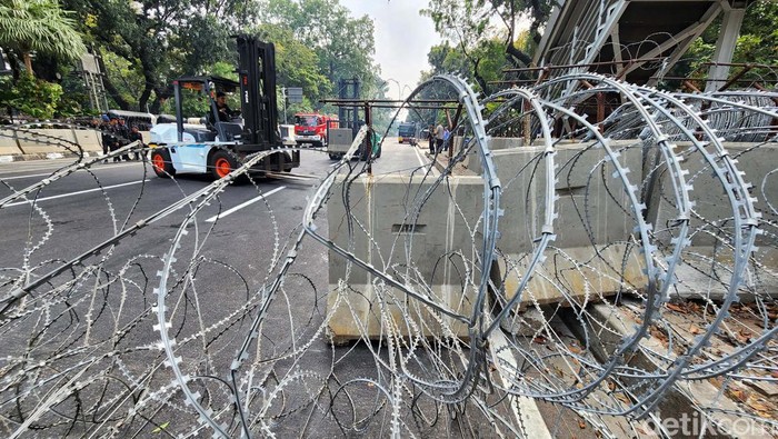 Demo Buruh, Jalan Medan Merdeka Barat Dipasang Kawat Berduri Ruas Jalan Medan Merdeka Barat dari arah Patung Kuda menuju Istana Merdeka telah ditutup menjelang demo dari massa buruh. Polisi memasang kawat berduri.
