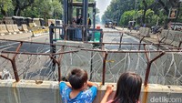 Barier beton dengan kawat berduri dipasang di Jalan Medan Merdeka Barat, Jakarta, Kamis (10/9/2023).