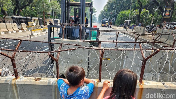 Demo Buruh, Jalan Medan Merdeka Barat Dipasang Kawat Berduri Ruas Jalan Medan Merdeka Barat dari arah Patung Kuda menuju Istana Merdeka telah ditutup menjelang demo dari massa buruh. Polisi memasang kawat berduri.