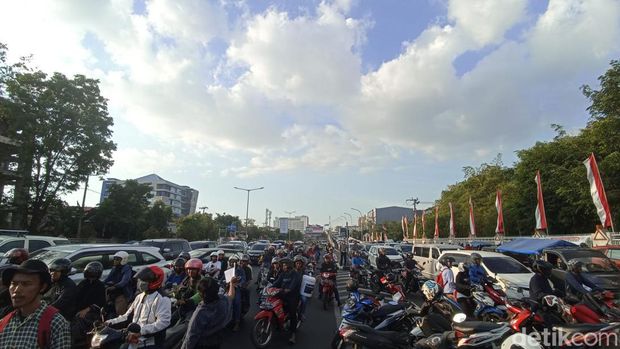Demo di Makassar, Kamis (10/8/2023).