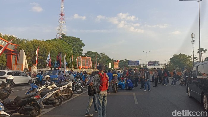 Demo di Makassar, Kamis (10/8/2023).