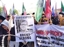 Massa Tolak Rocky Gerung Geruduk Kantor Gubernur Jatim