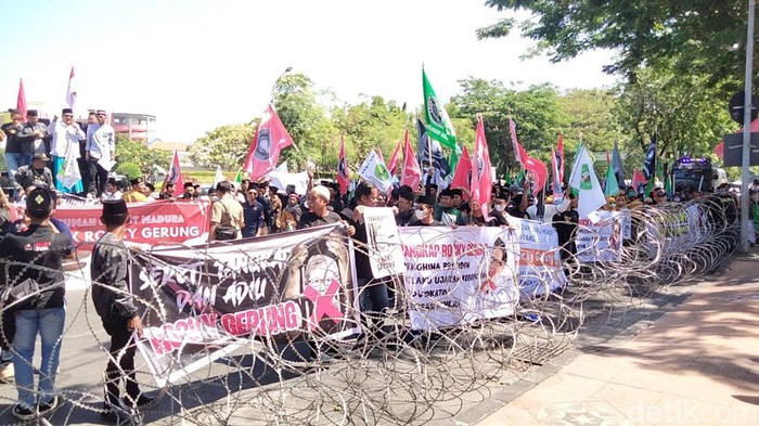 demo tolak rocky gerung di surabaya