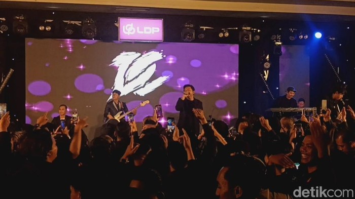 Denny Caknan bisu penonton di Kota Madiun