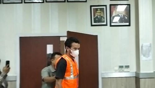 Warga negara Prancis dideportasi setelah menyalahi izin tinggal.