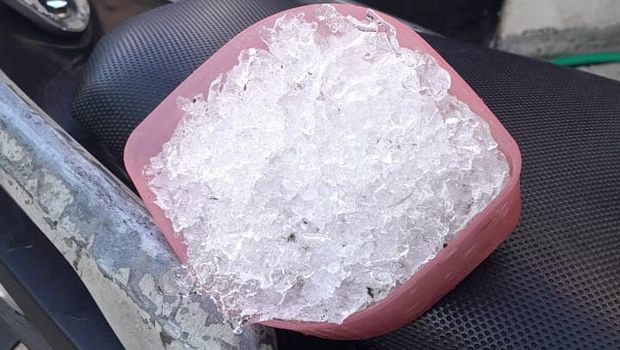 Embun membeku seperti es batu di tanaman kubis di dataran tinggi Dieng.
