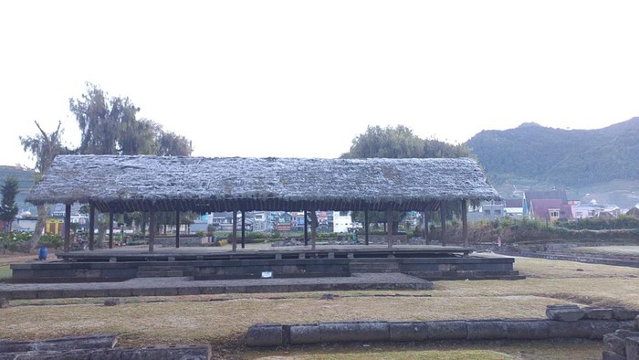 Atap Dharmasala di kompleks Candi Arjuna Dieng memutih akibat suhu turun hingga minus 3,61 derajat celsius.