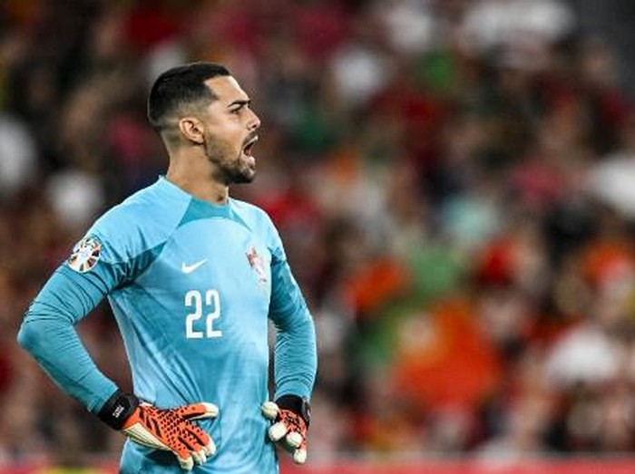 Portugal's goalkeeper Diogo Costa shouts during the UEFA Euro 2024 group J qualification football match between Portugal and Bosnia-Herzegovina at the Luz stadium in Lisbon on June 17, 2023. (Photo by Patricia DE MELO MOREIRA / AFP)