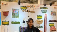 Terdapat pula Elis, yang memiliki memiliki hasrat besar dalam melestarikan ilmu pengobatan tradisional. Kefasihannya dalam bahasa Inggris juga menjadikan Elis duta budaya. Ia selalu menyambut tamu dari negara lain dan memandu mereka. (Foto: Sekolah Adat Arus Kualan)