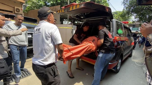 Evakuasi penemuan sekeluarga bersimbah darah di Sukamaju Baru, Cimanggis, Depok.