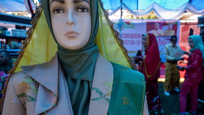Festival Tenun Donggala Sejumlah penenun melakukan tenun massal kain sarung Donggala pada pembukaan Festival Tenun Donggala di Desa Towale, Kabupaten Donggala, Sulawesi Tengah, Kamis (10/8/2023). Festival yang digelar kedua kalinya itu selain untuk melestarikan dan mempromosikan kain tenun Donggala sebagai ikon budaya Sulawesi Tengah, juga untuk menguatkan usulan pengakuan dunia melalui UNICEF sebagai bagian dari warisan budaya tak benda. ANTARA FOTO/Basri Marzuki/Spt.