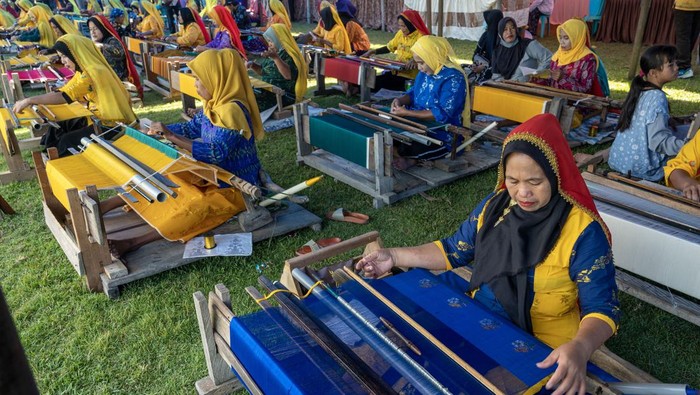 Festival Tenun Donggala Sejumlah penenun melakukan tenun massal kain sarung Donggala pada pembukaan Festival Tenun Donggala di Desa Towale, Kabupaten Donggala, Sulawesi Tengah, Kamis (10/8/2023). Festival yang digelar kedua kalinya itu selain untuk melestarikan dan mempromosikan kain tenun Donggala sebagai ikon budaya Sulawesi Tengah, juga untuk menguatkan usulan pengakuan dunia melalui UNICEF sebagai bagian dari warisan budaya tak benda. ANTARA FOTO/Basri Marzuki/Spt.