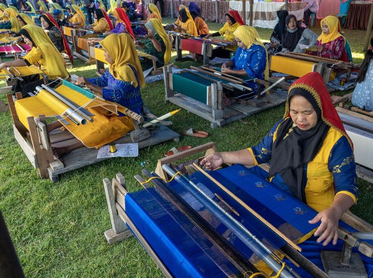 Melihat Festival Tenun Donggala