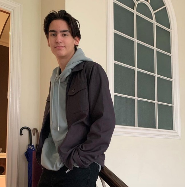 Frederik Kiran kini tumbuh dewasa dengan wajah bule yang tampan. Ia memiliki darah Jepang dari sang ibu dan Belanda keturunan mendiang ayahnya.  Foto: Instagram @kiransoekarnoo, @kartikasoekarnofoundation