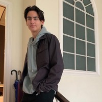 Frederik Kiran kini tumbuh dewasa dengan wajah bule yang tampan. Ia memiliki darah Jepang dari sang ibu dan Belanda keturunan mendiang ayahnya.  Foto: Instagram @kiransoekarnoo, @kartikasoekarnofoundation