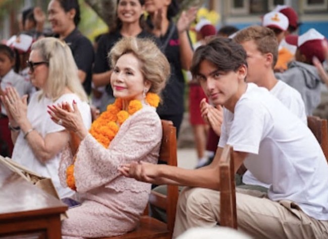 Beberapa kali Frederik Kiran juga menjalankan kegiatan sehari-harinya di Belanda Bergama sang ibunda dan neneknya. Foto: Instagram @kartikasoekarnofoundation