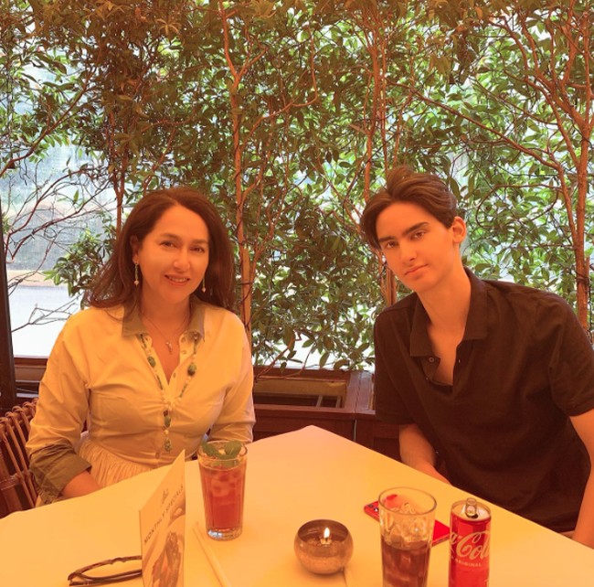 Frederik Kiran merupakan putra dari Kartika dan mendiang Frits Frederik Seegers. Sementara Kartika adalah putri Soekarno dari istrinya yang berdarah Jepang, Ratna Sari Dewi Soekarno. Foto: Instagram @kiransoekarnoo