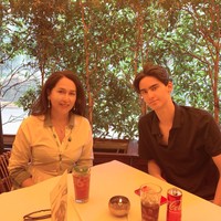 Frederik Kiran merupakan putra dari Kartika dan mendiang Frits Frederik Seegers. Sementara Kartika adalah putri Soekarno dari istrinya yang berdarah Jepang, Ratna Sari Dewi Soekarno. Foto: Instagram @kiransoekarnoo