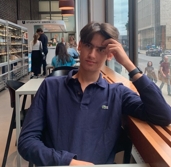 Ayah Frederik Kiran, Frits Frederik Seegers, meninggal dunia pada 2021. Kala itu, mereka tinggal di Bali. Foto: Instagram @kartikasoekarnofoundation