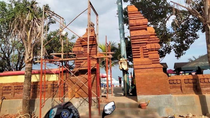Gapura di Pantai Legian, Bali, yang memiliki ukuran berbeda antara sisi kiri dan kanannya sebelum dibongkar. (Foto: Dok. Dinas PUPR Badung)