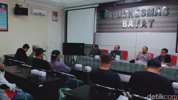 Warga datangi Puskesmas Bayat Klaten.