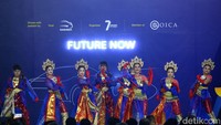 Acara pembukaan GIIAS 2023 dimeriahkan dengan tarian tradisional.  
