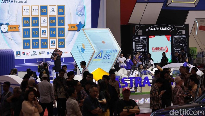 Sejumlah pengunjung memadati pameran GIIAS 2023 yang berlangsung di ICE, Kabupaten Tangerang, Kamis (10/8/2023). GIIAS 2023 digelar mulai 10 Agustus 2023 sampai dengan 20 Agustus 2023.