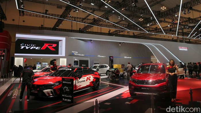 GIIAS 2023 Tampilkan Ratusan Brand dan Produk Pendukung Otomotif Sejumlah pengunjung memadati pameran GIIAS 2023 yang berlangsung di ICE, Kabupaten Tangerang, Kamis (10/8/2023). GIIAS 2023 digelar mulai 10 Agustus 2023 sampai dengan 20 Agustus 2023.