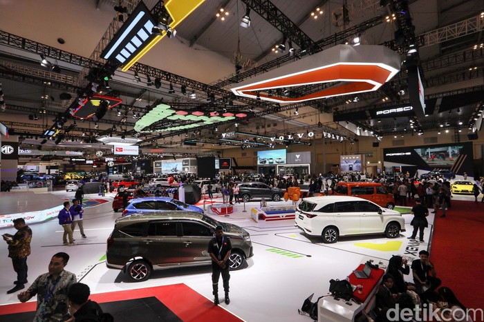 Sejumlah pengunjung memadati pameran GIIAS 2023 yang berlangsung di ICE, Kabupaten Tangerang, Kamis (10/8/2023). GIIAS 2023 digelar mulai 10 Agustus 2023 sampai dengan 20 Agustus 2023.