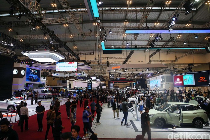 Sejumlah pengunjung memadati pameran GIIAS 2023 yang berlangsung di ICE, Kabupaten Tangerang, Kamis (10/8/2023). GIIAS 2023 digelar mulai 10 Agustus 2023 sampai dengan 20 Agustus 2023.