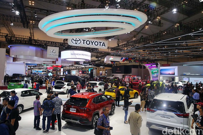 Sejumlah pengunjung memadati pameran GIIAS 2023 yang berlangsung di ICE, Kabupaten Tangerang, Kamis (10/8/2023). GIIAS 2023 digelar mulai 10 Agustus 2023 sampai dengan 20 Agustus 2023.