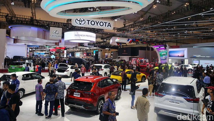 Sejumlah pengunjung memadati pameran GIIAS 2023 yang berlangsung di ICE, Kabupaten Tangerang, Kamis (10/8/2023). GIIAS 2023 digelar mulai 10 Agustus 2023 sampai dengan 20 Agustus 2023.