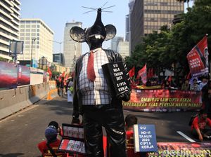 Video: Patung Tikus Berdasi Mejeng di Demo Buruh