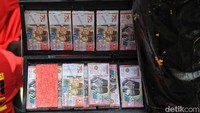 Selain itu, patung juga membawa koper berisi uang.