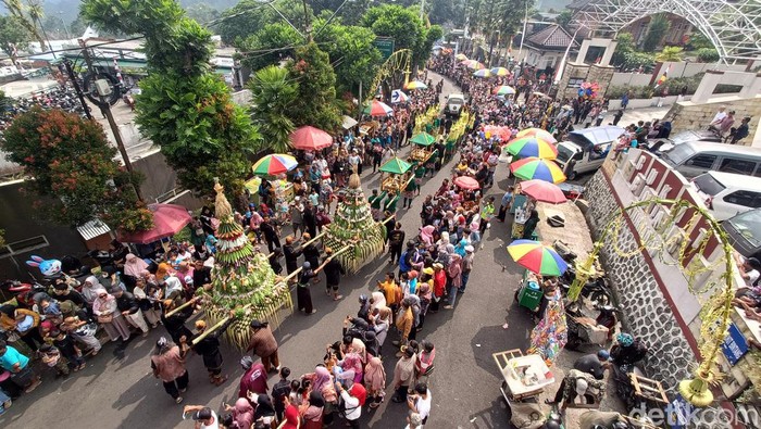Grebeg Sura Baturraden 2023 di kawasan lokawisata Baturraden, Kabupaten Banyumas, Kamis (10/8/2023).