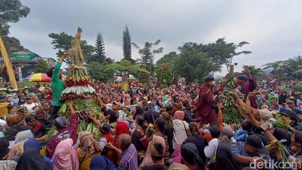 Grebeg Sura Baturraden 2023 di kawasan lokawisata Baturraden, Kabupaten Banyumas, Kamis (10/8/2023).