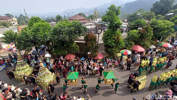 Grebeg Sura Baturraden 2023 di kawasan lokawisata Baturraden, Kabupaten Banyumas, Kamis (10/8/2023).