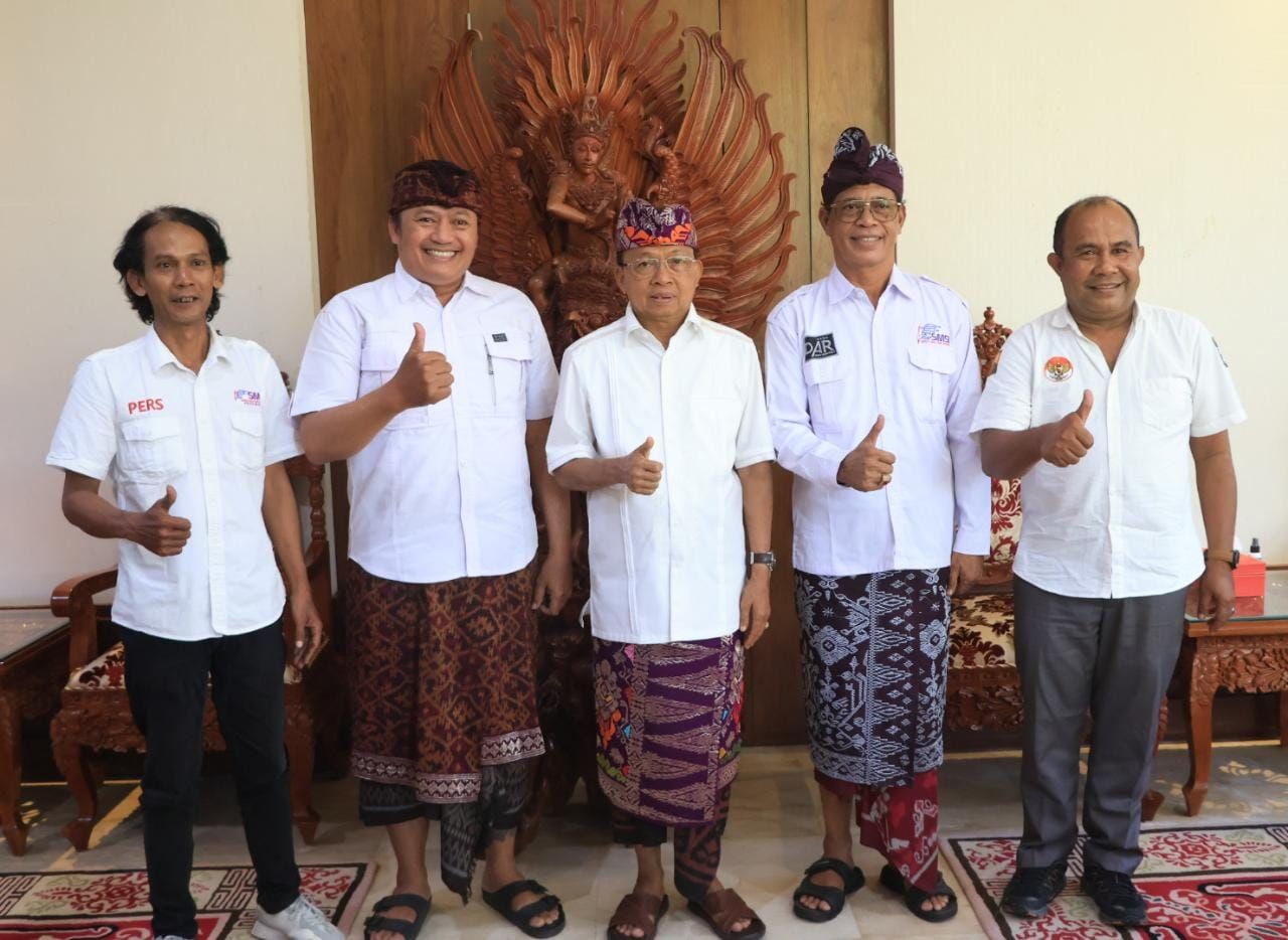 Gubernur Bali Wayan Koster bersama pengurus SMSI Bali di Rumah Jabatan Gubernur Bali, Kamis (10/8/2023). (IST)